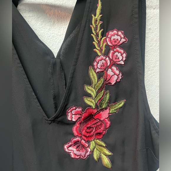 Candie's Sleek Black Top. Large - Picture 2 of 6